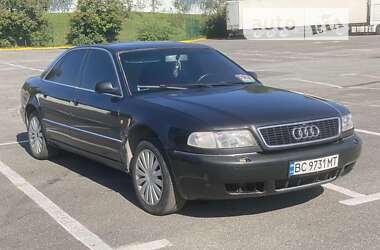 Седан Audi A8 1998 в Воловце