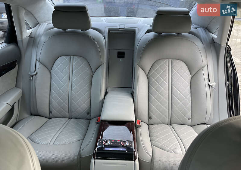 Седан Audi A8 2013 в Львове
