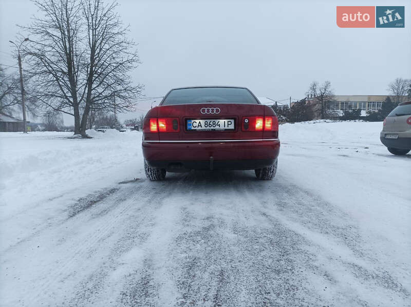 Седан Audi A8 2000 в Чигирине