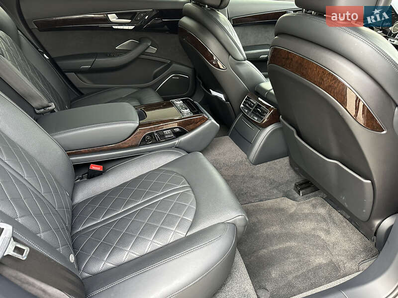 Седан Audi A8 2016 в Рівному
