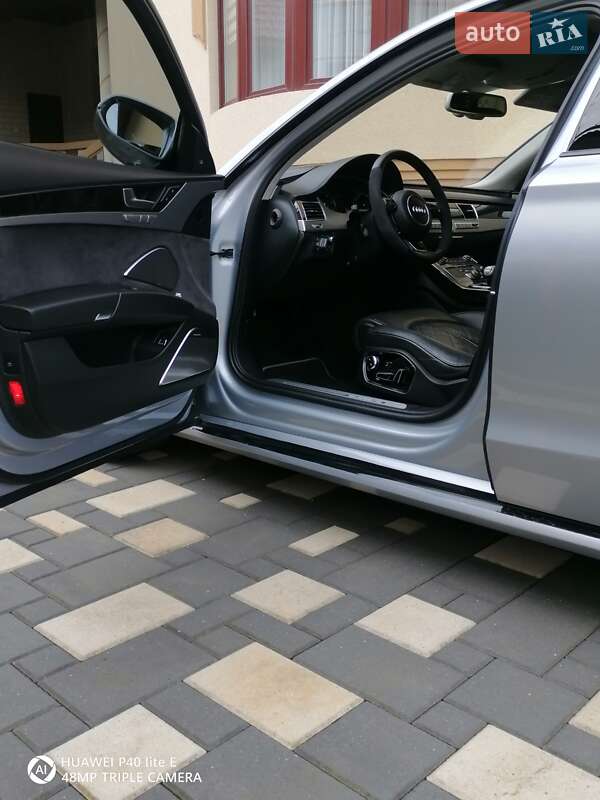 Седан Audi A8 2015 в Иршаве