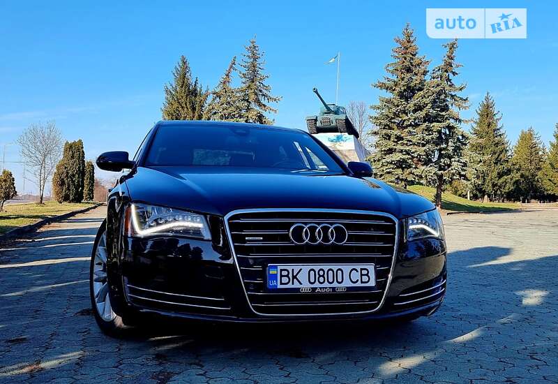 Седан Audi A8 2013 в Дубні
