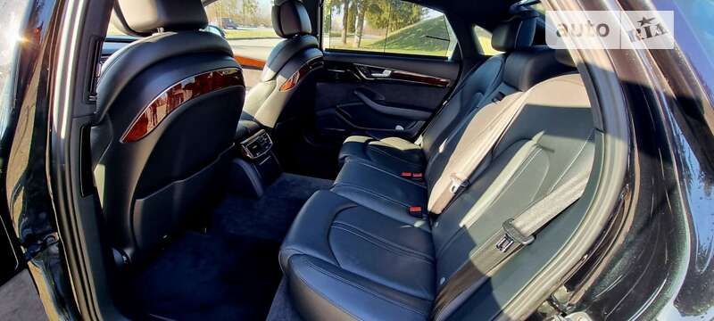 Седан Audi A8 2013 в Дубні