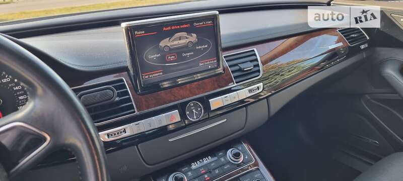 Седан Audi A8 2013 в Дубні