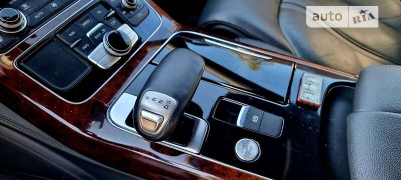 Седан Audi A8 2013 в Дубні