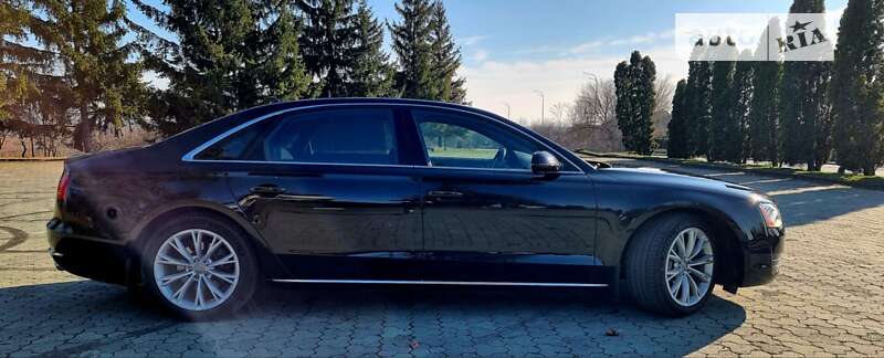 Седан Audi A8 2013 в Дубні