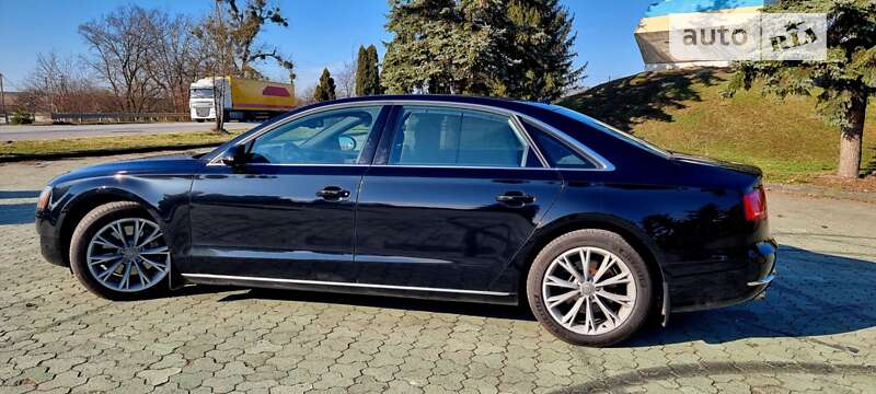 Седан Audi A8 2013 в Дубні