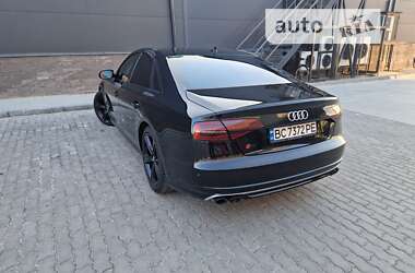 Седан Audi A8 2015 в Буську