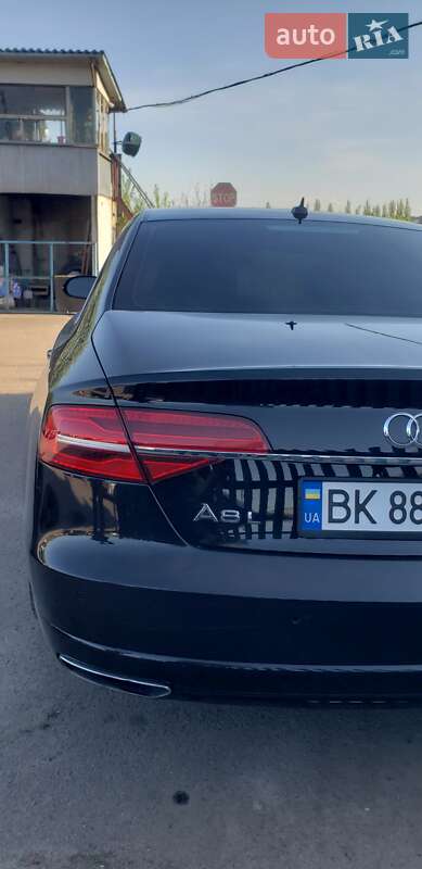 Седан Audi A8 2016 в Рівному