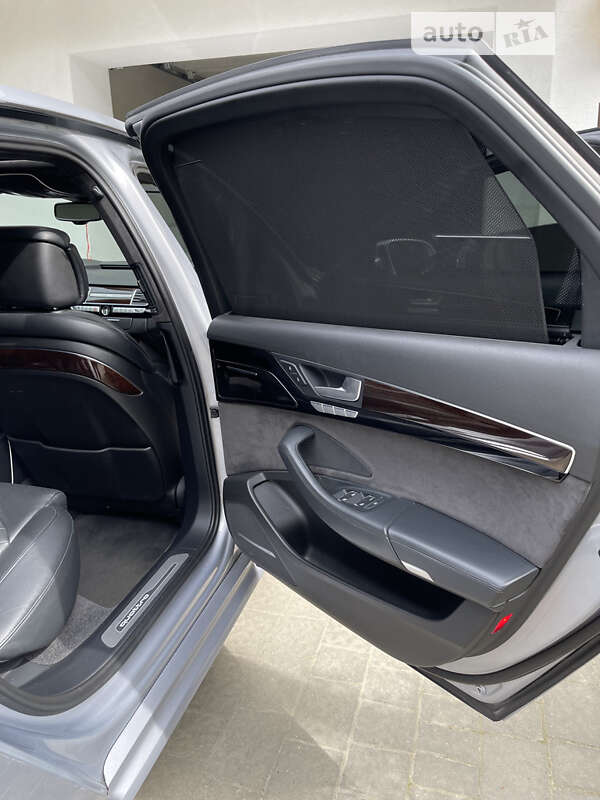 Седан Audi A8 2017 в Львове