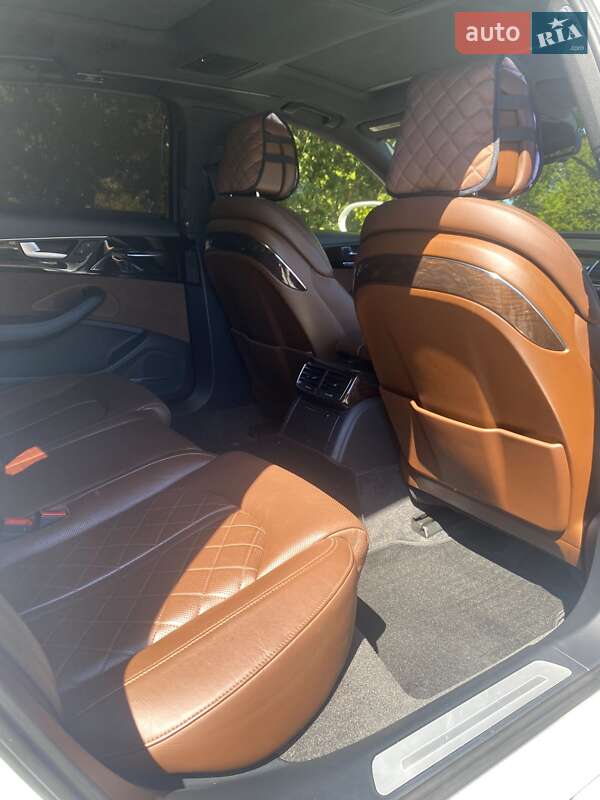 Седан Audi A8 2012 в Чугуеве