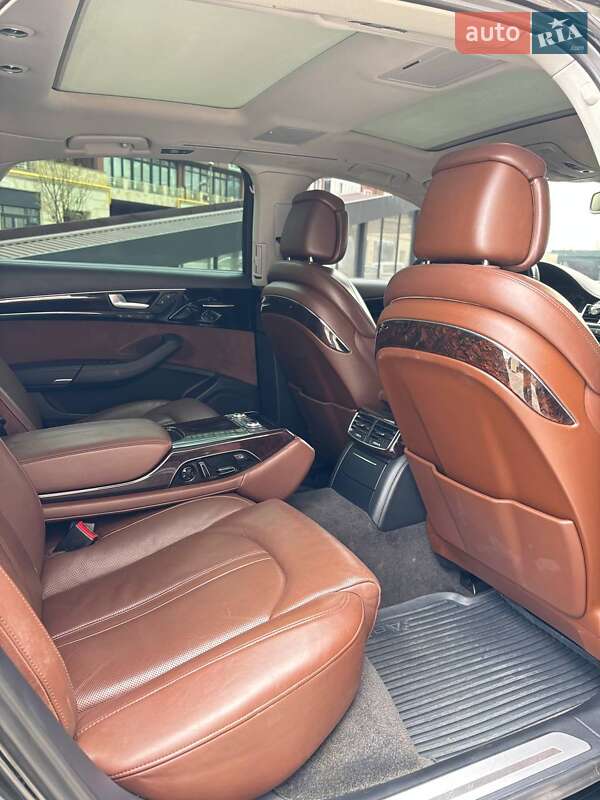 Седан Audi A8 2011 в Умані
