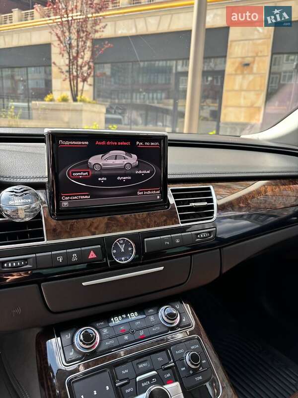 Седан Audi A8 2011 в Умані