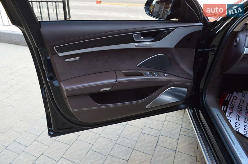 Седан Audi A8 2012 в Львове