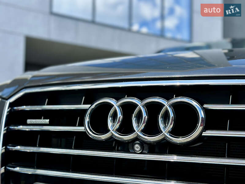 Седан Audi A8 2015 в Львові