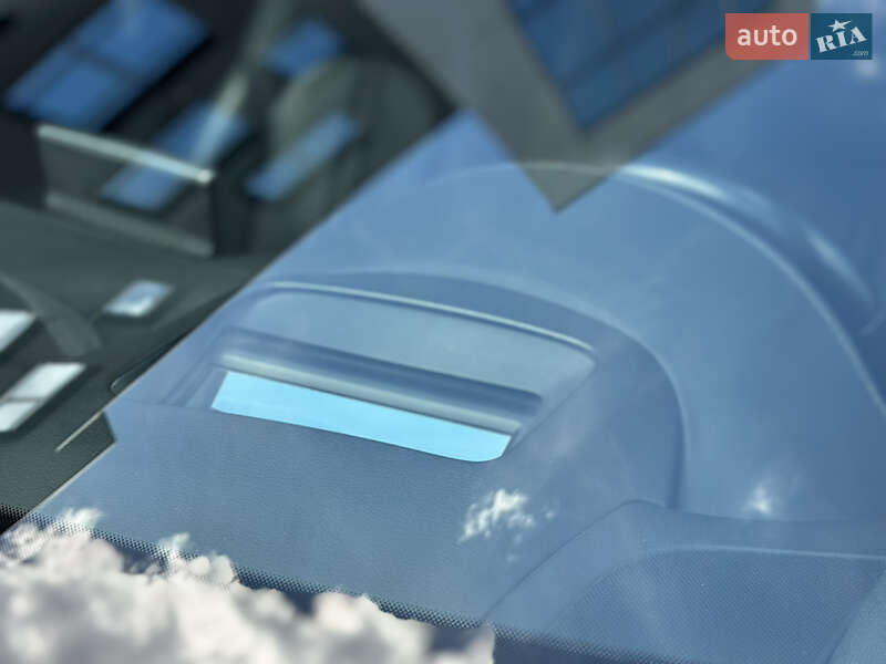 Седан Audi A8 2015 в Львові