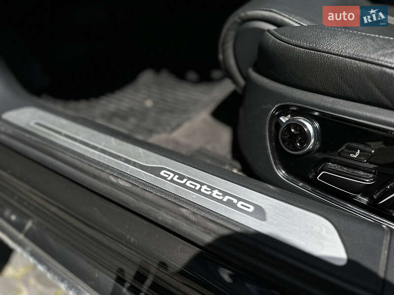 Седан Audi A8 2015 в Львові