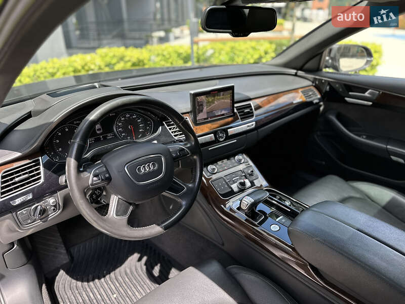 Седан Audi A8 2015 в Львові