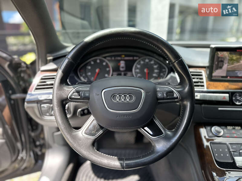 Седан Audi A8 2015 в Львові