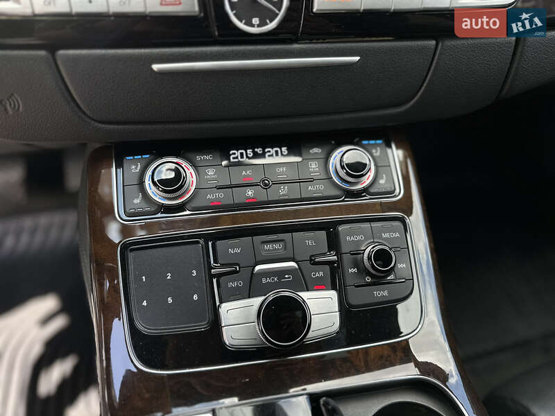 Седан Audi A8 2015 в Львові