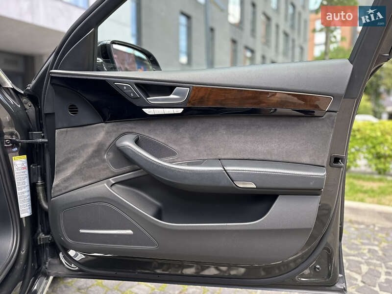 Седан Audi A8 2015 в Львові