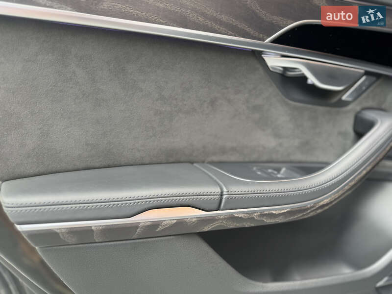 Седан Audi A8 2020 в Львові