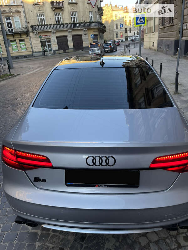 Седан Audi A8 2017 в Львове