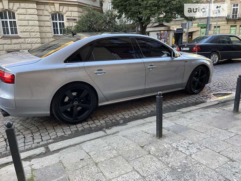 Седан Audi A8 2017 в Львове