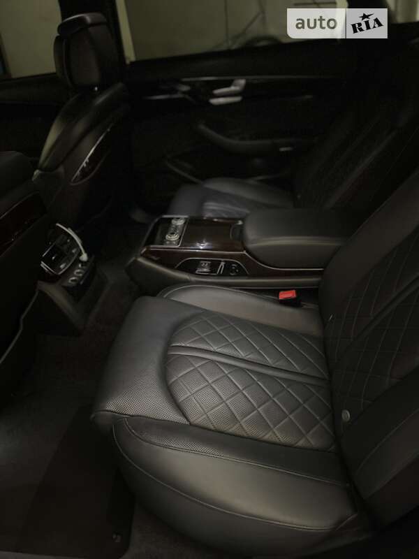 Седан Audi A8 2017 в Львове