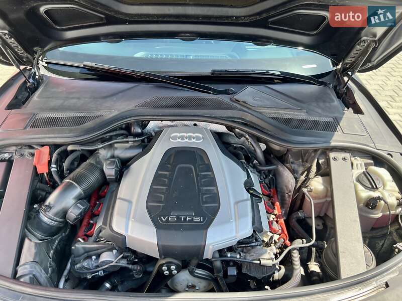 Седан Audi A8 2015 в Львове
