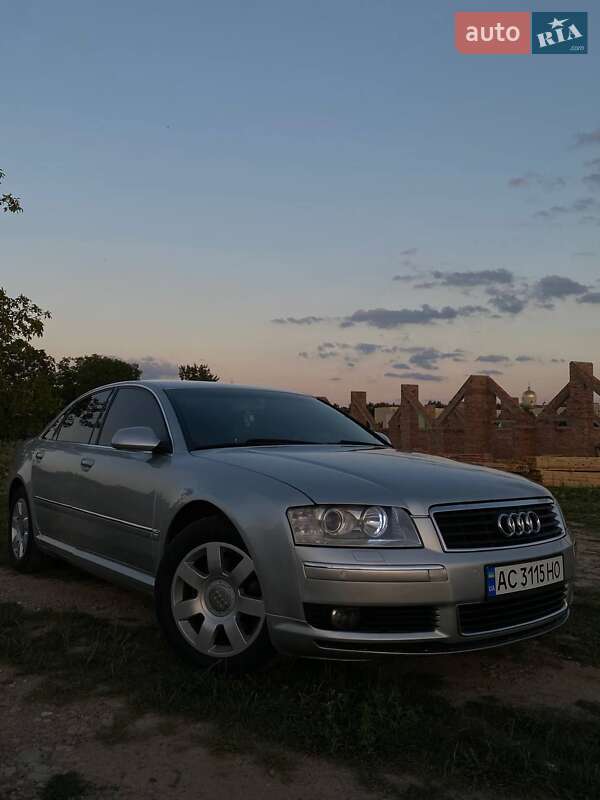 Седан Audi A8 2004 в Нововолынске