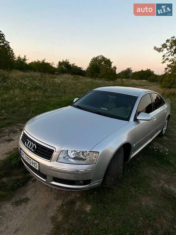 Седан Audi A8 2004 в Нововолынске