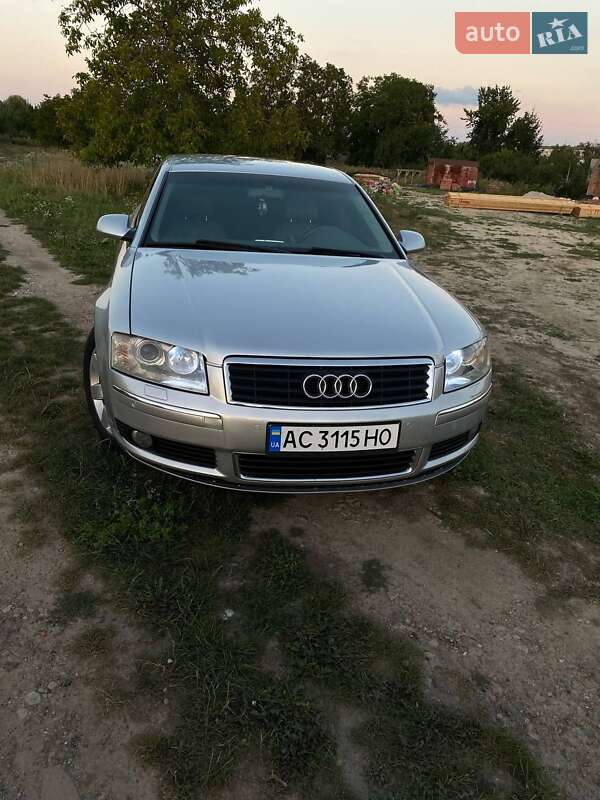 Седан Audi A8 2004 в Нововолынске