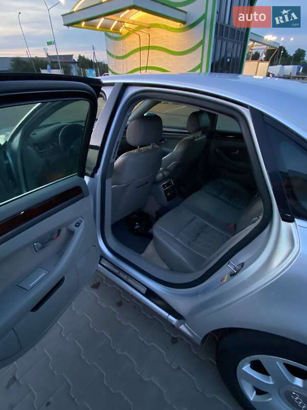 Седан Audi A8 2004 в Нововолынске