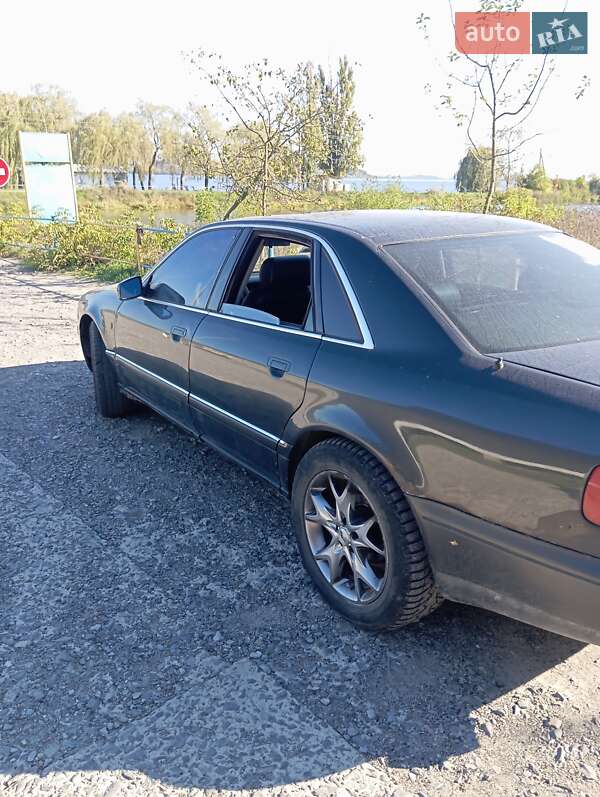 Седан Audi A8 1996 в Бурштыне