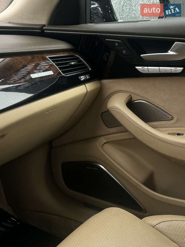 Седан Audi A8 2014 в Львове