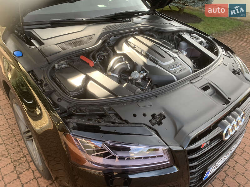 Седан Audi A8 2017 в Львові