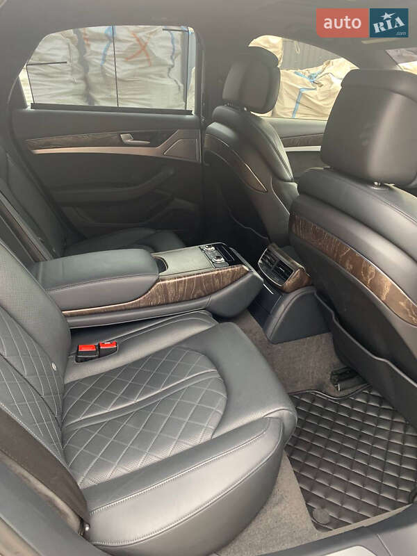 Седан Audi A8 2014 в Калуше