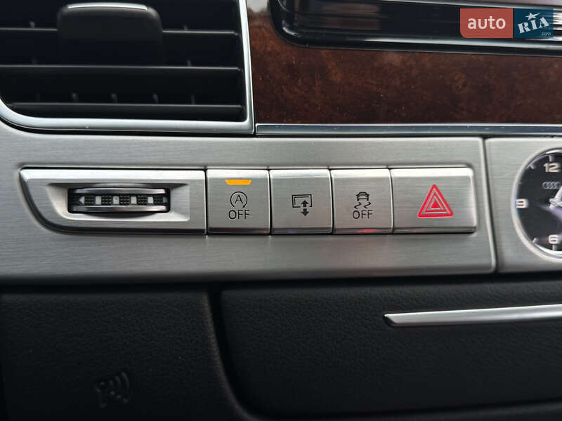 Седан Audi A8 2012 в Полтаві