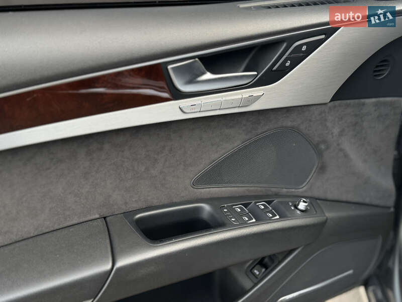 Седан Audi A8 2012 в Полтаві