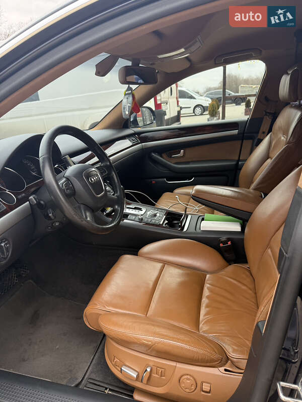 Седан Audi A8 2008 в Снятині