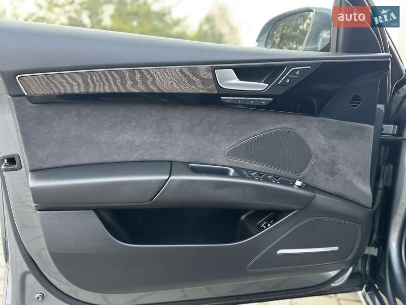 Седан Audi A8 2015 в Дрогобыче