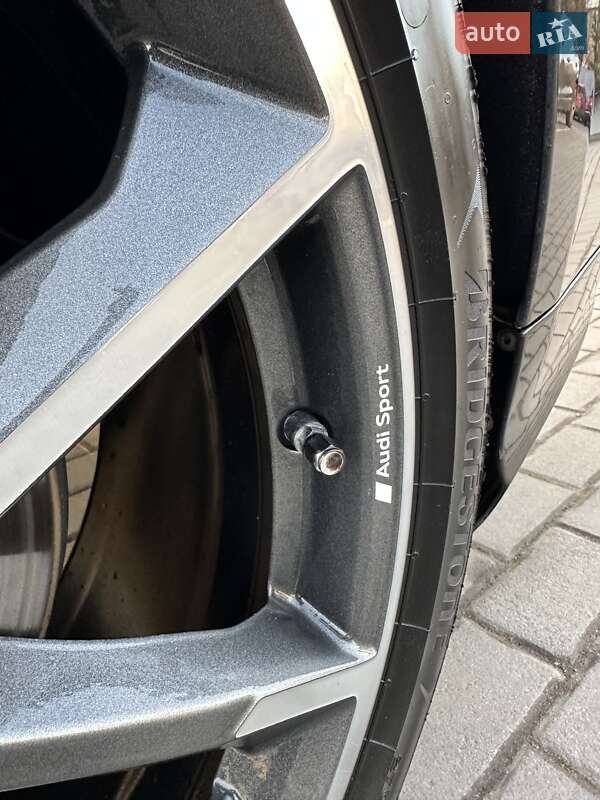 Седан Audi A8 2015 в Киеве