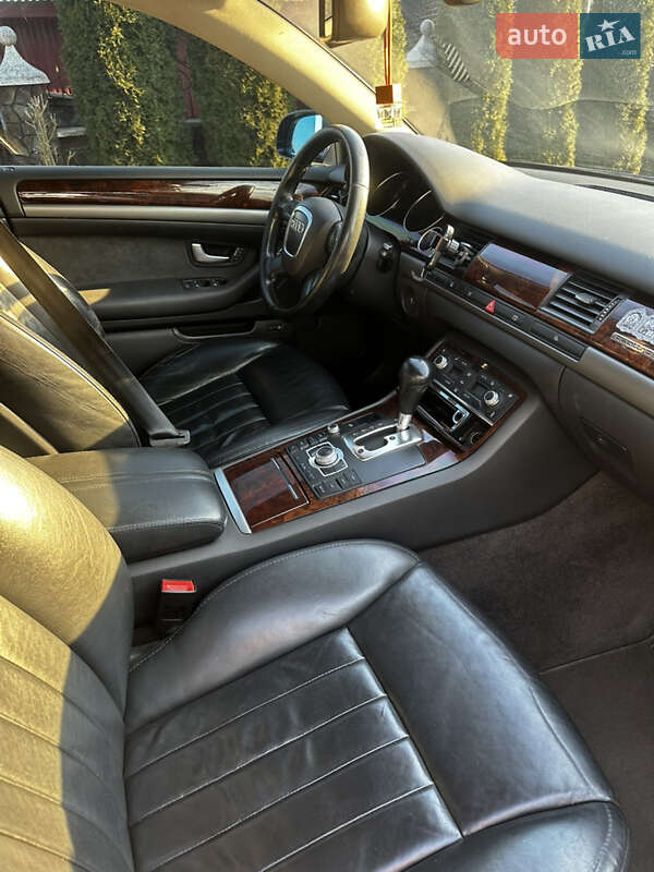 Седан Audi A8 2005 в Хусте