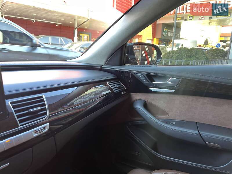 Седан Audi A8 2012 в Львове