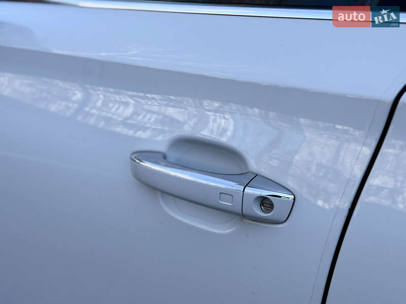 Седан Audi A8 2015 в Львове