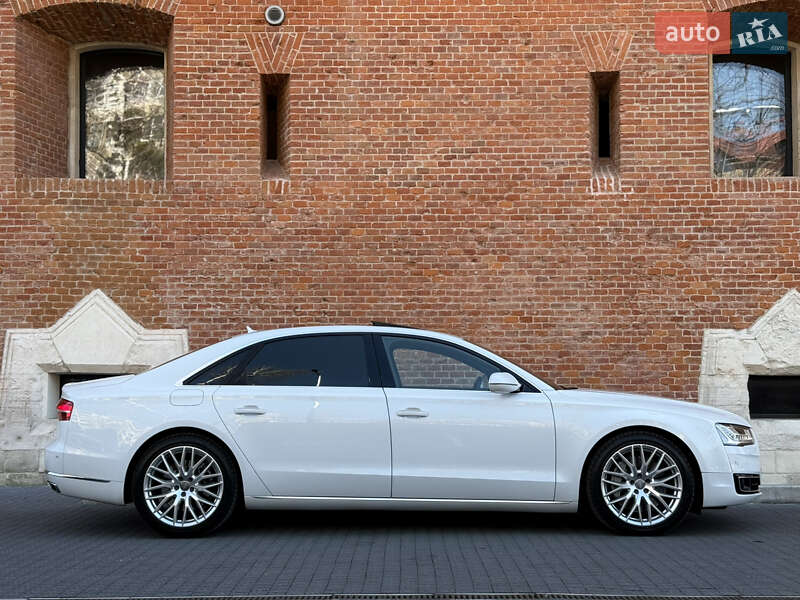 Седан Audi A8 2015 в Львове
