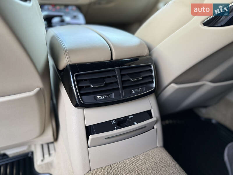 Седан Audi A8 2015 в Львове