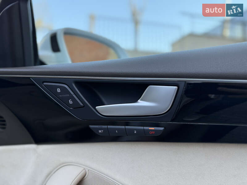 Седан Audi A8 2015 в Львове