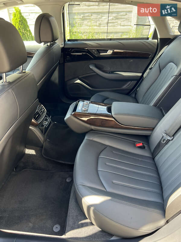 Седан Audi A8 2012 в Львове